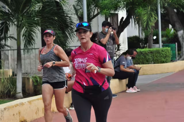 Decenas de personas acudieron al Estadio Salvador Alvarado para realizar sus ejercicios matutinos