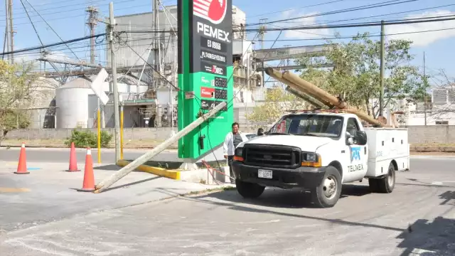 Tras el incidente, arribó personal de Telmex para cambiar el poste dañado
