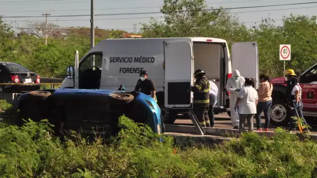 El automóvil Chevrolet Beata quedó con el techo aplastado tras el accidente en el puente de Xcanatun, en la Mérida-Progreso