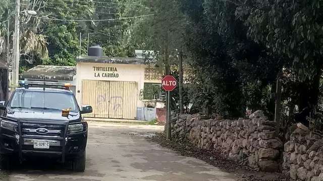 Policías acordonaron el área para proceder con el levantamiento del cuerpo