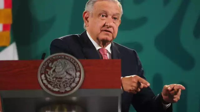 Andrés Manuel López Obrador indicó que si hay traición a la patria por los legisladores para impedir que el lito sea de la nación, se negarán las solicitudes de concesiones para explotar este recurso