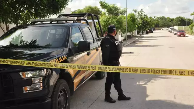 El cuerpo fue visto por una vecina desde la ventana, luego de ver al hombre salir con rumbo desconocido de la casa