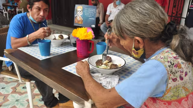 El establecimiento comunitario tiene un aforo limitado, ya que solamente pueden recibir un promedio de 70 personas al día con un costo de 10 pesos