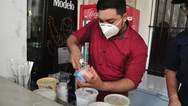 Se preparan sabores comunes como chocolate y fresa, y exóticos como cochinita pibil y relleno negro