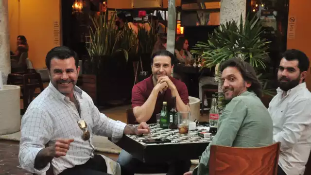 El motivo de su viaje fue principalmente por negocios, pero lo complementa con el placer, ya que trajo a toda su familia