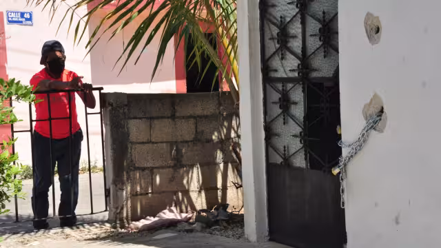 Actualmente vive en un espacio que requiere de techo de lámina, puertas y otros materiales