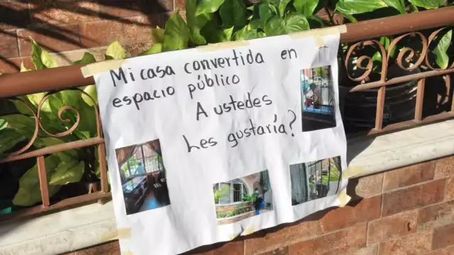 Vecinos protestan por aglomeraciones por los paraderos frente a sus hogares