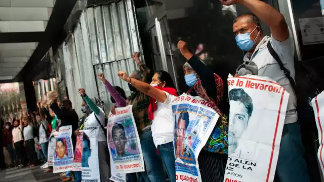 Blindan Zócalo de la CDMX por aniversario de Ayotzinapa
