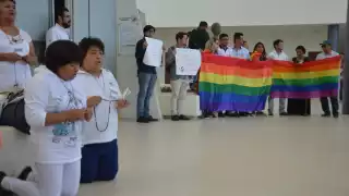 Mujeres católicas acudieron al Congreso del Estado durante la ceremonia de aprobación del matrimonio igualitario en Yucatán