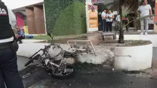Así quedó la motocicleta luego de arder