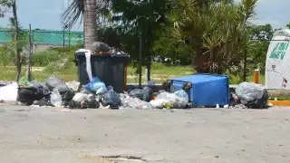 Los desechos se amontonan en las calles de Playa del Carmen, tras la falta de recoja de basura en la ciudad