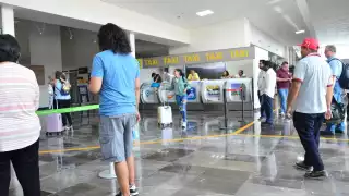El servicio de taxis se vio saturado este miércoles en el aeropuerto de Campeche