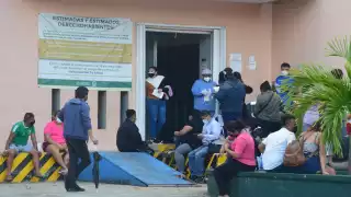 En el IMSS de Playa del Carmen se han visto filas de personas en espera de la aplicación de la prueba COVID