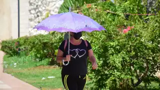 Es necesario usar cubrebocas y sombrilla para poder protegerse del sol