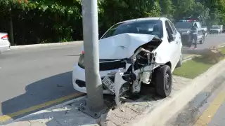 Conductor se estrella contra un poste de alumbrado en la avenida Costera de Campeche