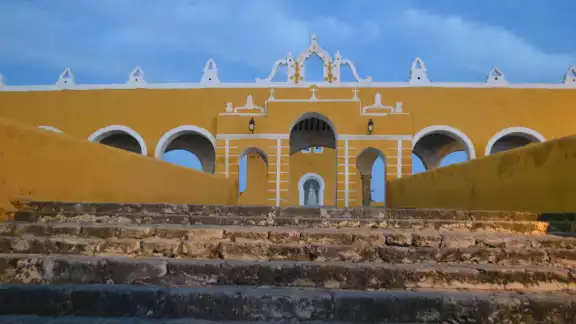 Esta imponente construcción dio pie a la evangelización para la tierra del Mayab. Esta imponente construcción dio pie a la evangelización para la tierra del Mayab.