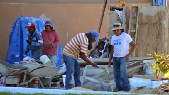 Campeche se encuentra 5 puntos porcentuales por encima de la media nacional en la informalidad laboral en las mujeres, con 59% Campeche se encuentra 5 puntos porcentuales por encima de la media nacional en la informalidad laboral en las mujeres, con 59%