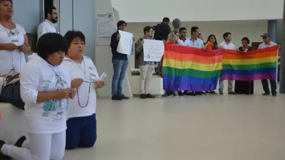 Mujeres católicas acudieron al Congreso del Estado durante la ceremonia de aprobación del matrimonio igualitario en Yucatán