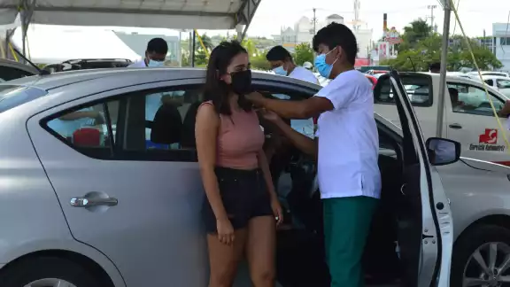 Los jóvenes y mujeres embarazadas, deberán presentar su credencial de elector Los jóvenes y mujeres embarazadas, deberán presentar su credencial de elector