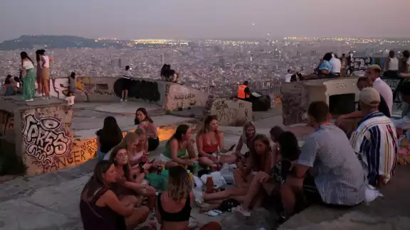 Una práctica cotidiana en Barcelona es que lo jóvenes se reúnan a beber por las noches (Reuters) Una práctica cotidiana en Barcelona es que lo jóvenes se reúnan a beber por las noches (Reuters)