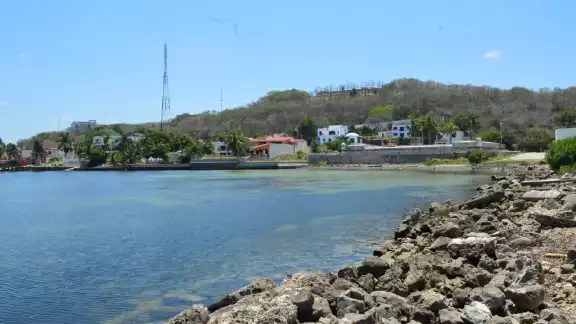 El arrecife se proyecta construir en un polígono de 200 por 200 metros (verde), ubicado a tres kilómetros de la línea de costa adentro de la Bahía