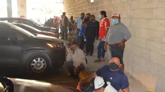 Motociclistas tienen que hacer largas filas para cumplir con el pago de la multa Motociclistas tienen que hacer largas filas para cumplir con el pago de la multa