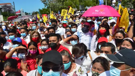A las afueras del IEEC, la sana distancia estuvo ausente entre los simpatizantes A las afueras del IEEC, la sana distancia estuvo ausente entre los simpatizantes