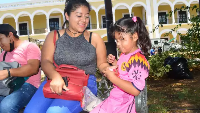 Pese al rechazo de las empresas, madres de familia buscan salir adelante.