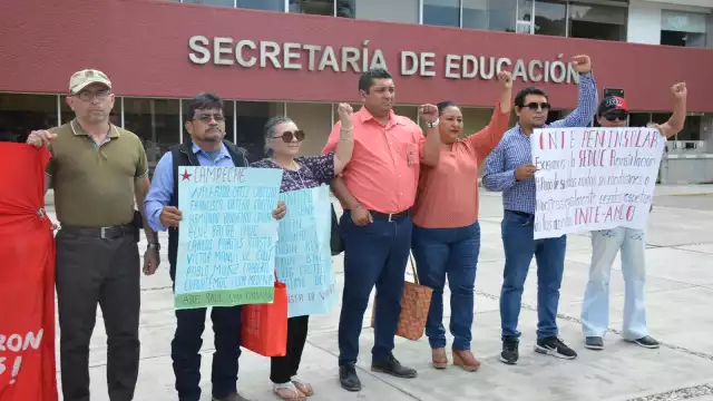 Diez maestros de Campeche cesados por la reforma de Peña Nieto buscan ser reinstalados