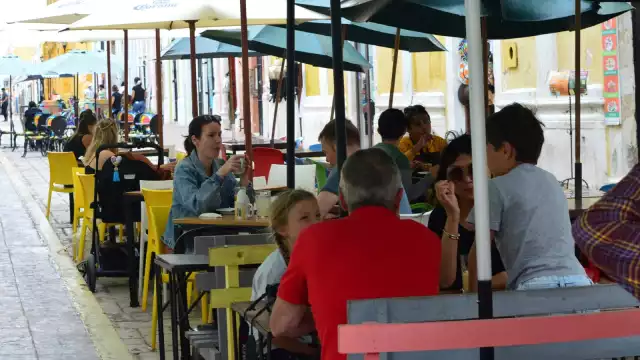 Los turistas elegirán a voluntad si usan o no el cubrebocas, accesorio que ha servido para protegerse del COVID-19