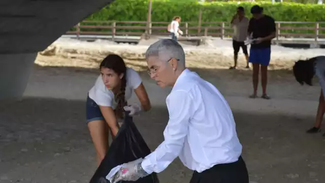 Federica Quijano continúa promoviendo la limpieza de playas de Yucatán
