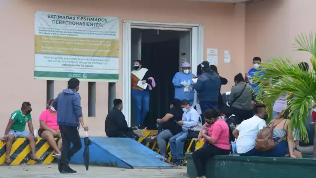 En el IMSS de Playa del Carmen se han visto filas de personas en espera de la aplicación de la prueba COVID