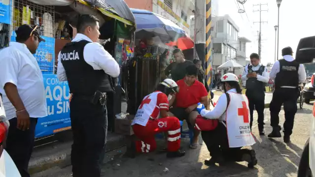 La estructura de metal se le atravesó en el tobillo derecho