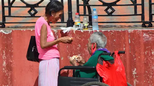 El porcentaje de la población con ingreso inferior a la línea de pobreza extrema es de 18.5 puntos, que equivale a un aumento de 25 mil 600 personas sin recursos suficientes