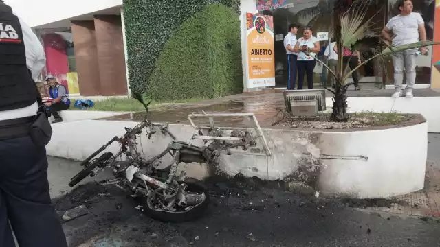 Así quedó la motocicleta luego de arder