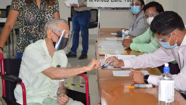 El 6 de junio los funcionarios de casilla no tendrán contacto con las identificaciones de los votantes