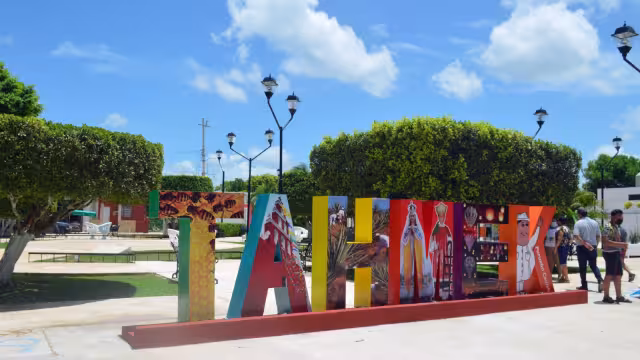 En las letras podemos observar la figura del Puruxón Cauich