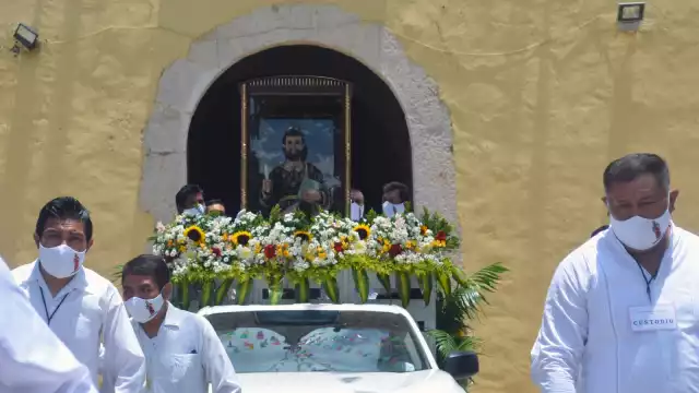 Algunos feligreses caminaron con cubrebocas y sin respetar la sana distancia