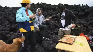 En la imágenes se puede ver a García en una cocina improvisada acabar de esparcir los ingredientes sobre una bandeja