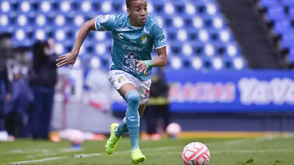 El colombiano Omar Fernández le da el empate al Puebla, que sigue líder El colombiano Omar Fernández le da el empate al Puebla, que sigue líder