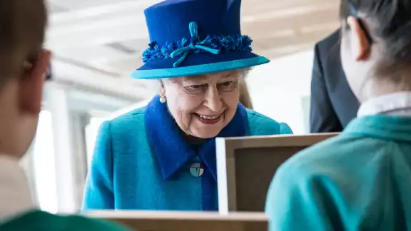 La Reina Isabel II fue coronada en junio de 1953, a más de un años de la muerte de su padre, el Rey Jorge VI La Reina Isabel II fue coronada en junio de 1953, a más de un años de la muerte de su padre, el Rey Jorge VI