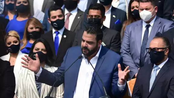 La mayoría parlamentaria acusa a los magistrados de esta sala de haber emitido sentencias "arbitrarias" La mayoría parlamentaria acusa a los magistrados de esta sala de haber emitido sentencias "arbitrarias"