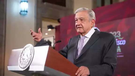 Exhibe AMLO a los asistentes y convocantes a la marcha en defensa del INE