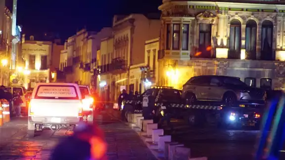 Al rededor de las 5:30 de la mañana una camioneta fue abandonada con varios cuerpos en Zacatecas. Foto: EFE Al rededor de las 5:30 de la mañana una camioneta fue abandonada con varios cuerpos en Zacatecas. Foto: EFE