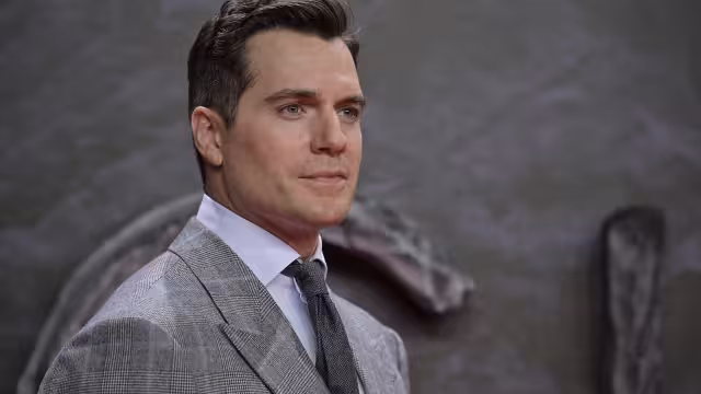 Henry Cavill es un apuesto actor que está causando mucha preocupación, ya que habría dado positivo a COVID-19