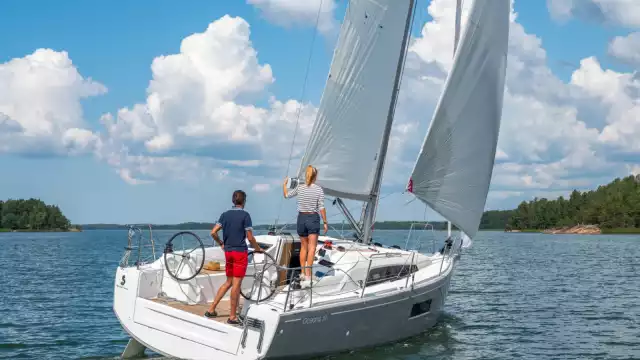 El velero estadounidenses perdido con tres tripulantes, según el informe entregado a la comunidad marítima de Mahahual, es de la marca Beneteau Oceanis