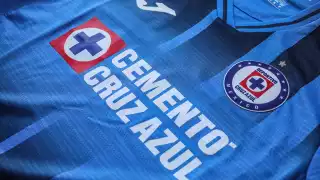 Cruz Azul presento tres uniformes con la novena estrella en dorado en dónde el mismo aficionado se la podrá poner