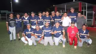 Venados triunfa y deja en el campo a Mazorcudos, en juego de Playoffs de softbol nocturno en Hopelchén