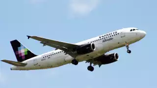 El vuelo 711 de Volaris fue en el cual el pasajero viajaría, pero al estar sobrevendido, decidió no abordarlo
