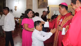 Confirman a 80 católicos durante ceremonia encabezada por el Obispo de Campeche en Hopelchén